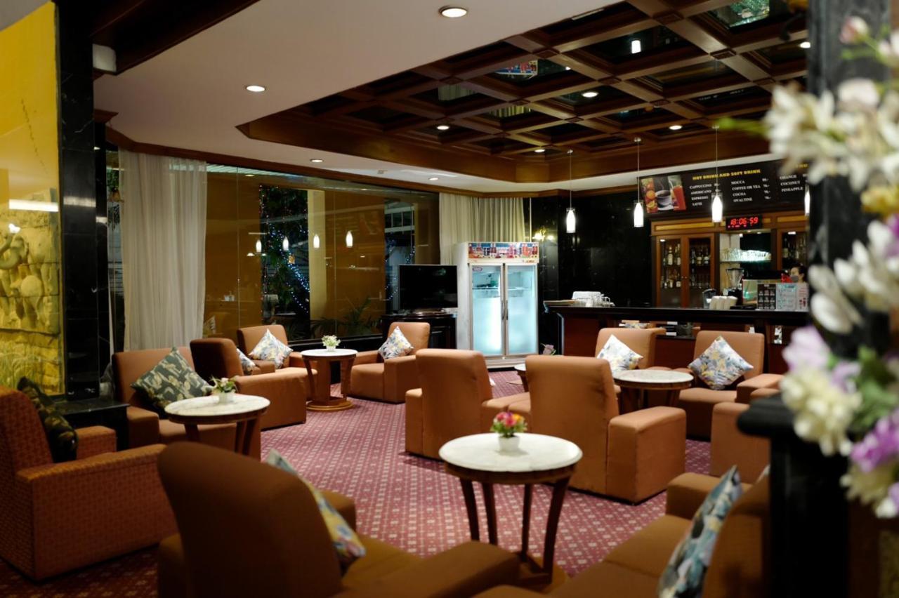 Town In Town Hotel Bangkok Exterior photo