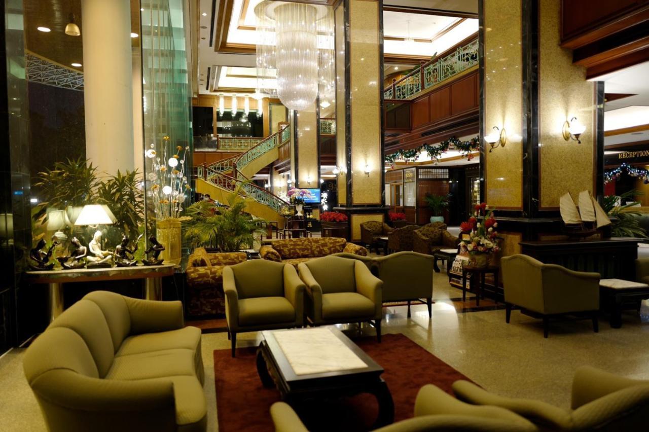 Town In Town Hotel Bangkok Exterior photo
