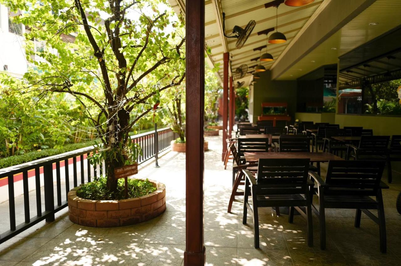Town In Town Hotel Bangkok Exterior photo
