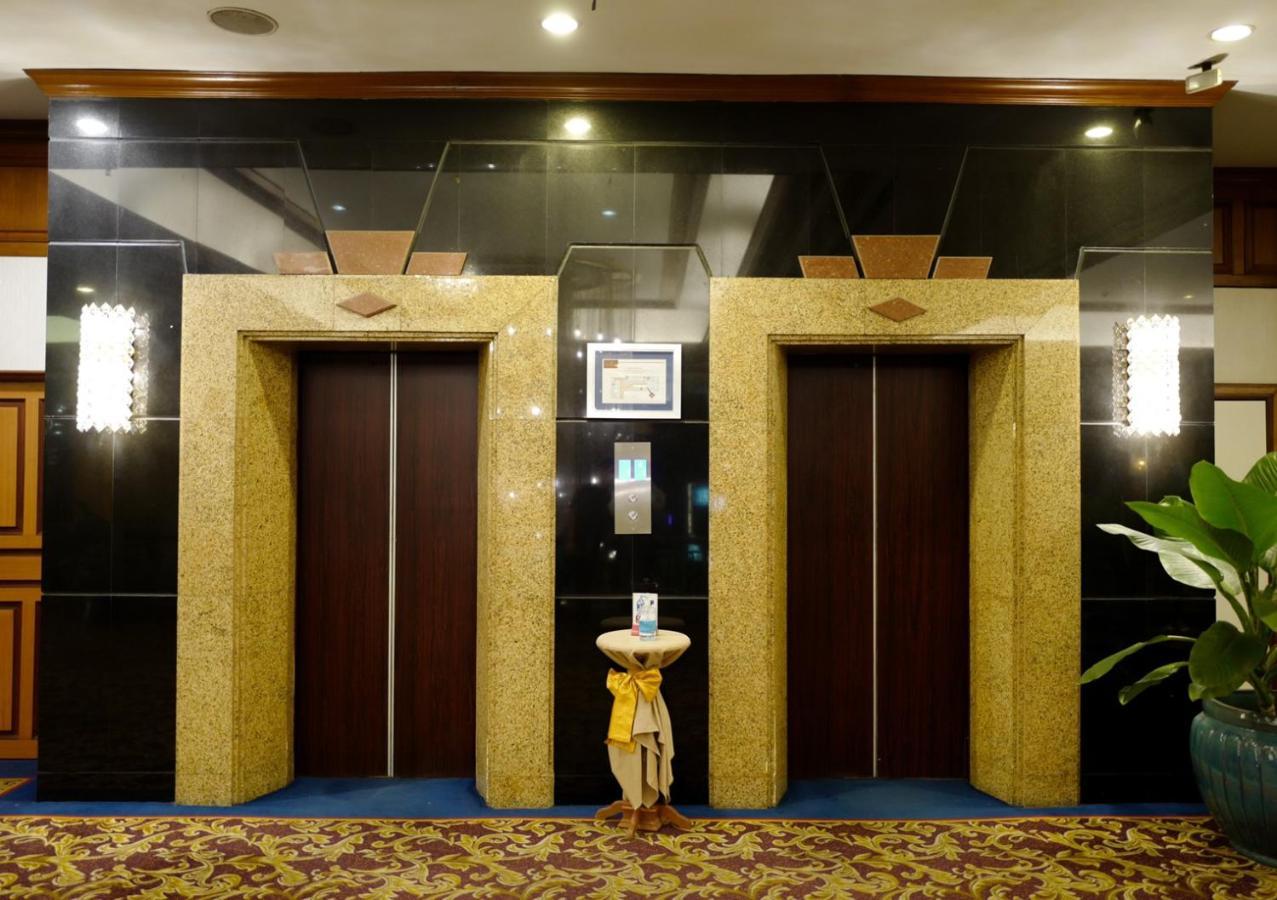 Town In Town Hotel Bangkok Exterior photo
