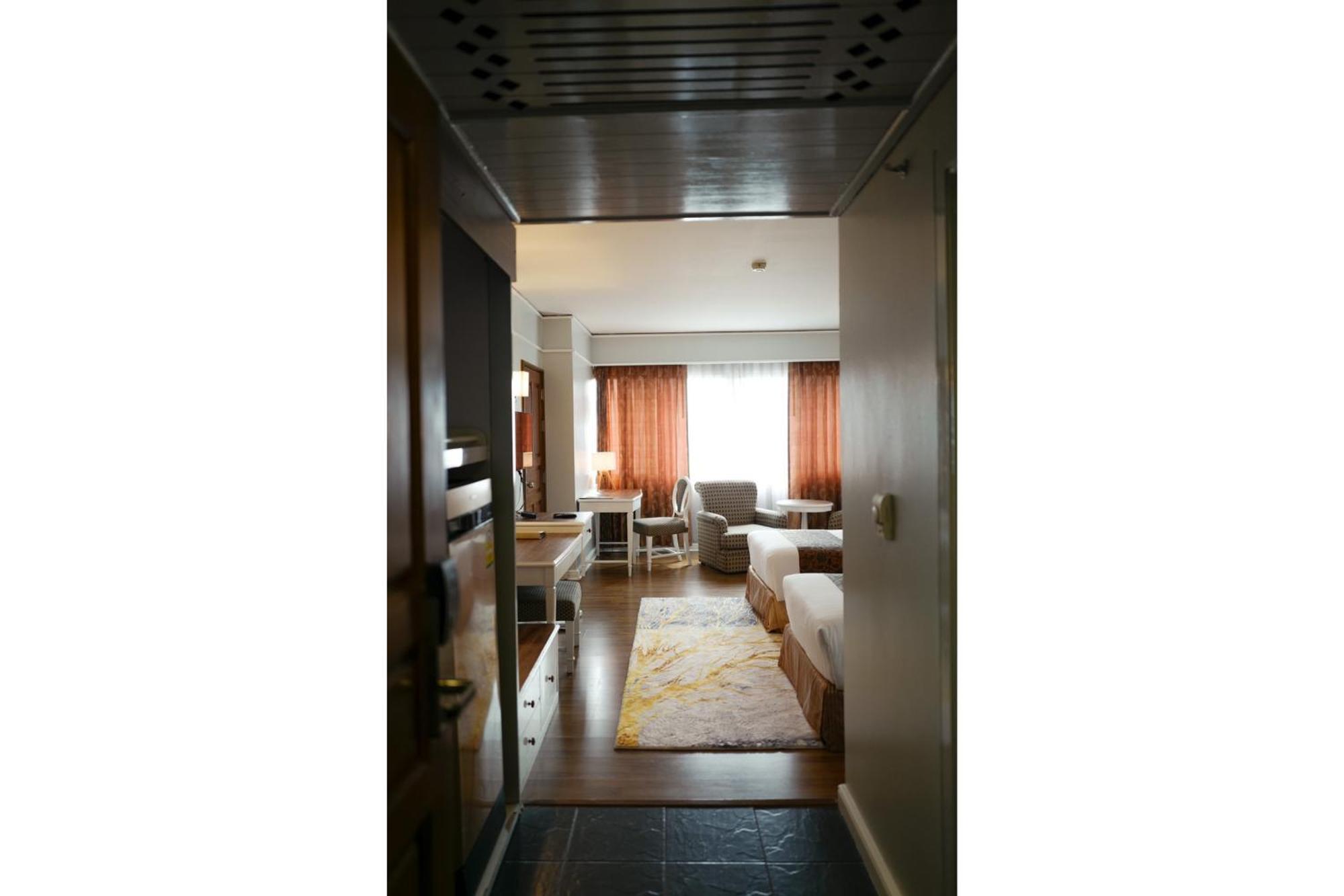 Town In Town Hotel Bangkok Exterior photo